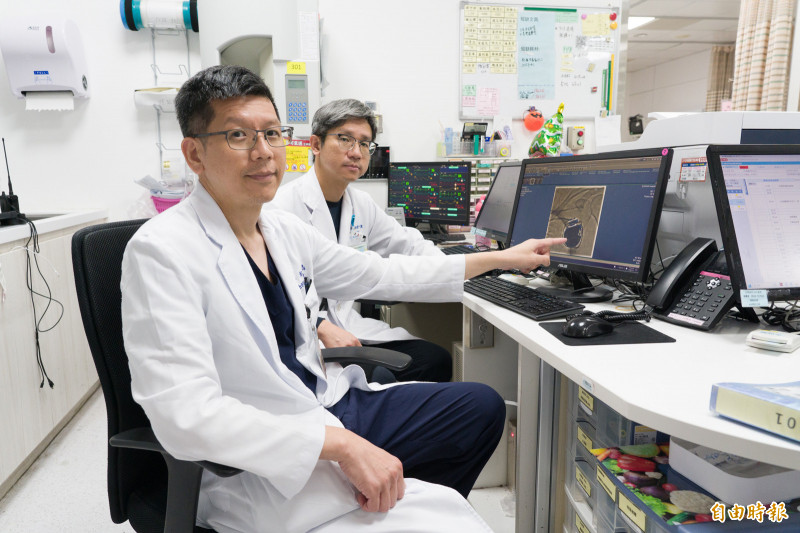 台中一名男子心跳驟停,經消防人員CPR急救,還有鄭詩璁醫師(前)、姚智偉醫師(後)和急診團隊跨科接力,成功將患者從鬼門關前拉回。(記者陳建志攝) 台中一名男子心跳驟停,經消防人員CPR急救,還有鄭詩璁醫師(前)、姚智偉醫師(後)和急診團隊跨科接力,成功將患者從鬼門關前拉回。(記者陳建志攝)