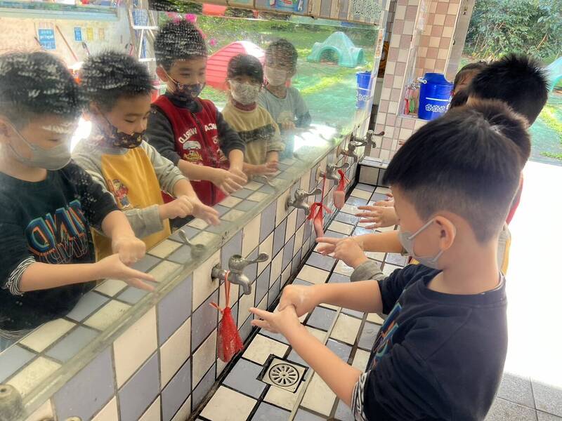 桃園腸病毒停課92班 疫情下降仍未脫離流行期 - 自由健康網