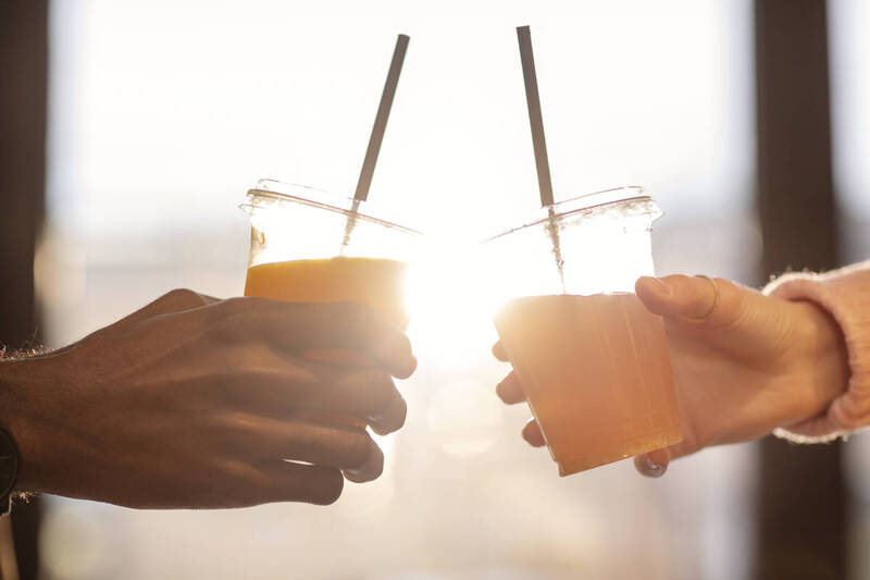 手搖飲中的用糖,公衛師蔡秉兼指出,尤其要避開工業原料─糖漿,回歸到更單純的飲食,身體的負擔自然就會少一點,健康也會多一點;圖為情境照。(圖取自freepik)
健康網》透視手搖飲用糖 公衛師:喝下工業原料很傷身