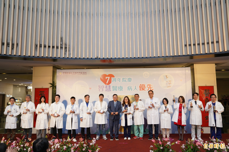 中醫大新竹附醫院長陳自諒(中)頒發優良醫師等,感謝他們的貢獻。(記者廖雪茹攝) 中醫大新竹附醫院長陳自諒(中)頒發優良醫師等,感謝他們的貢獻。(記者廖雪茹攝)