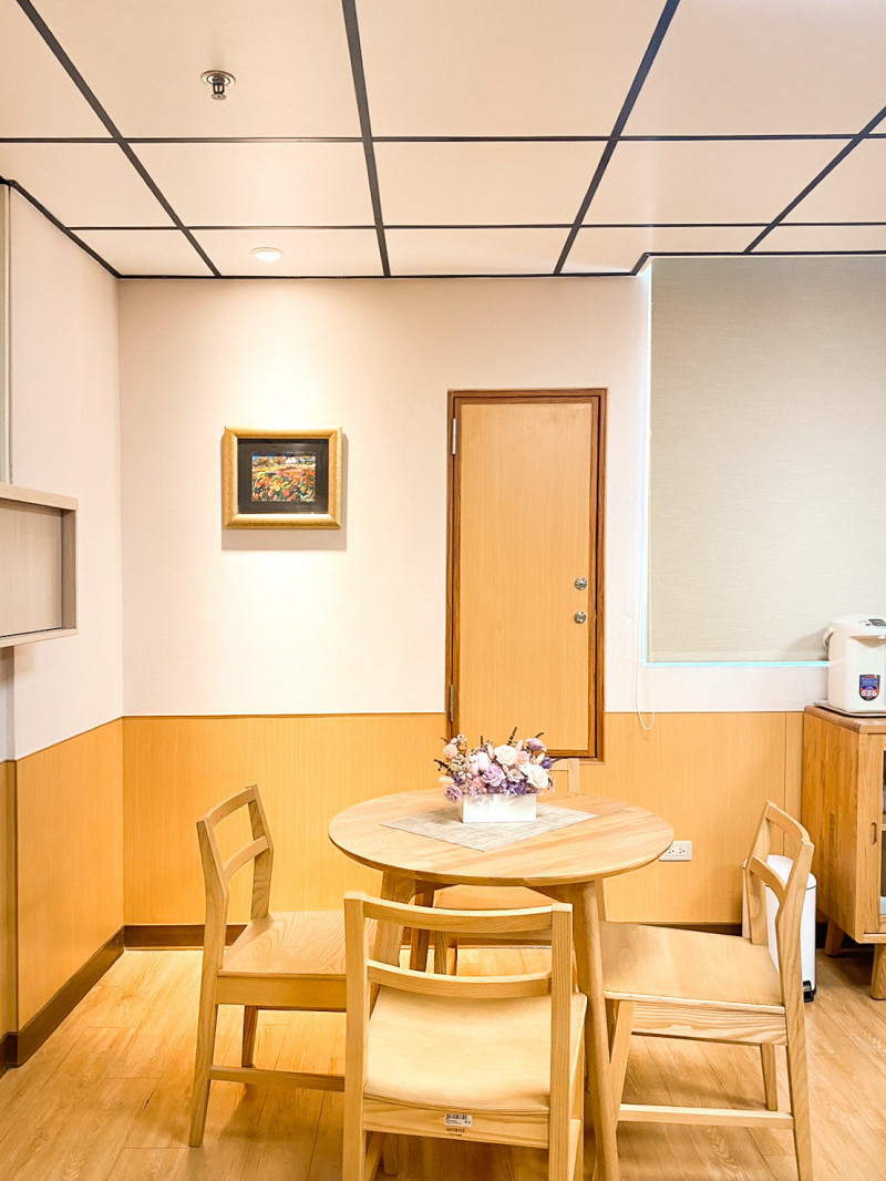 病房內提供有家味道的擺設。(聖功醫院提供) 病房內提供有家味道的擺設。(聖功醫院提供)