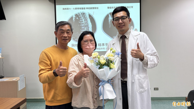 治好胸椎腫瘤的王婦在先生周明泉陪同下,今天(11日)獻花給柳奇神經外科主治醫師呂忠哲(右一),感謝他的妙手回春。(記者楊金城攝) 治好胸椎腫瘤的王婦在先生周明泉陪同下,今天(11日)獻花給柳奇神經外科主治醫師呂忠哲(右一),感謝他的妙手回春。(記者楊金城攝)