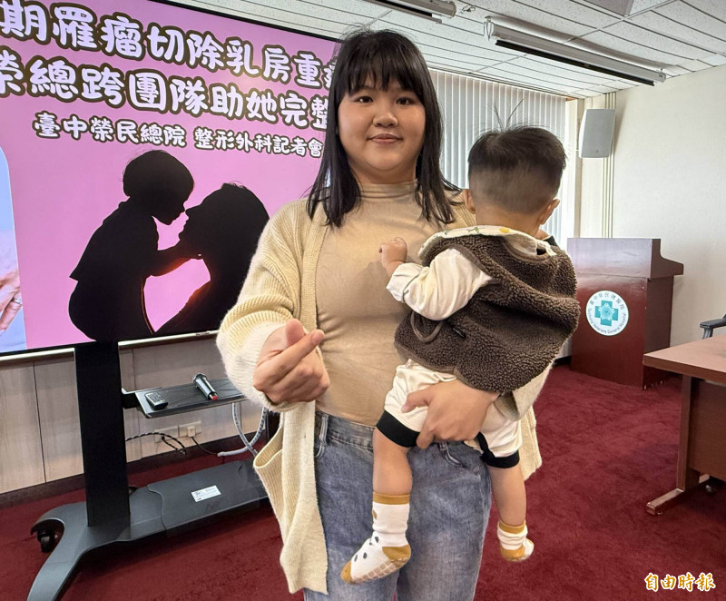 陳小姐罹患巨大乳房葉狀瘤,從治療切除、乳房重建、到生產,成為自信快樂的新手媽媽。(記者蔡淑媛攝) 陳小姐罹患巨大乳房葉狀瘤,從治療切除、乳房重建、到生產,成為自信快樂的新手媽媽。(記者蔡淑媛攝)