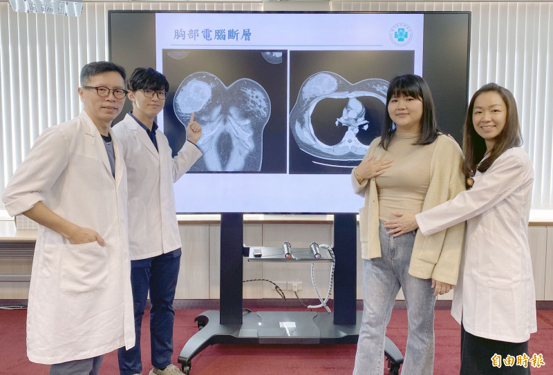 陳小姐(左3)罹患巨大乳房葉狀瘤,在呂俊德(左起)、陳智翔、婦產科醫師林俐伶醫師共同治療、重建,成為自信快樂的新手媽媽。(記者蔡淑媛攝) 陳小姐(左3)罹患巨大乳房葉狀瘤,在呂俊德(左起)、陳智翔、婦產科醫師林俐伶醫師共同治療、重建,成為自信快樂的新手媽媽。(記者蔡淑媛攝)