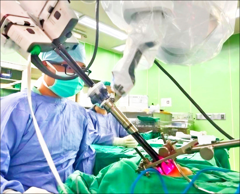 ▲林口長庚採用「單孔達文西內外複合喉保留手術」助罕咽喉小唾腺癌，病人抗癌不失聲。（長庚醫院提供）