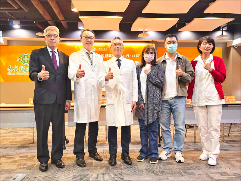 ▲左起為直覺公司楊繼盛副總裁、長庚醫院葉集孝副院長、方端仁部長、病人黃太太、黃先生、陳怡如專科護理師。（長庚醫院提供）