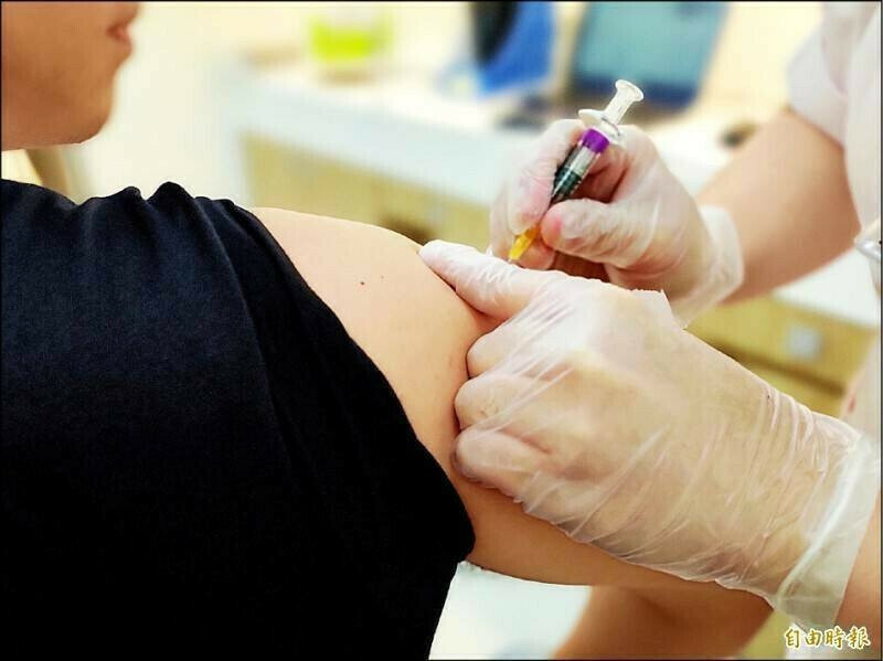 疾管署今（12）日公布，新冠疫苗2026年1月起至2月28日擴大全民公費施打。（資料照）