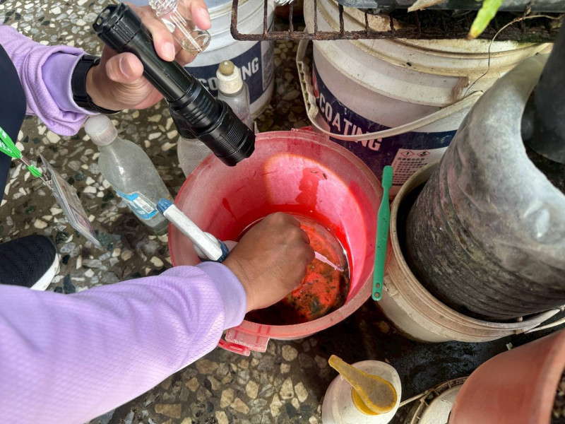 南市登革熱防疫團隊進行個案環境巡檢和病媒蚊孳清等防疫措施。（南市衛生局提供）