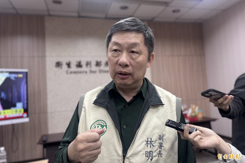 疾管署副署長林明誠表示，國內疫情雖處低點，但依過去數波流行週期推估，明年5月可能再出現一波流行。（記者邱芷柔攝）