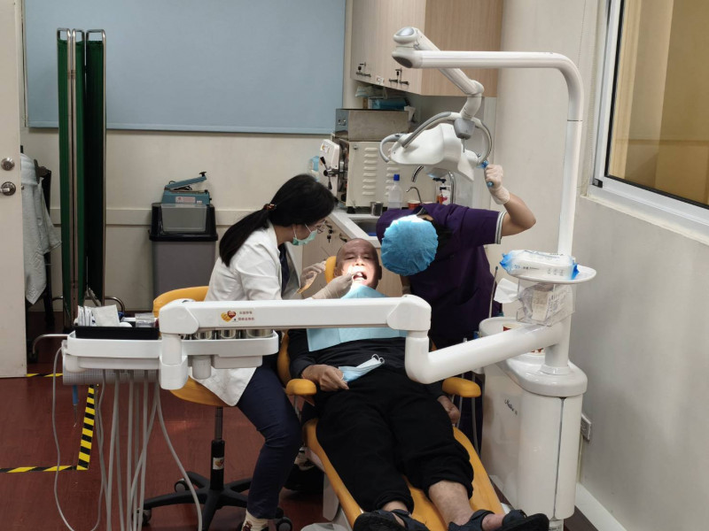 入住長照中心的長者行動不便到牙科診所就診，由牙醫定期到點診療。（高雄市牙醫公會提供）