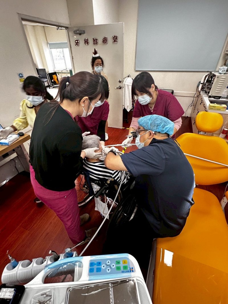 牙醫師為長輩進行牙科檢查及初步治療。（高雄市牙醫公會提供）