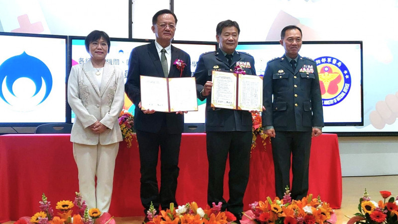 內政部消防署與國防部軍醫局今（12）日簽署「各級消防機關與國防部軍醫局促進消防人員職業健康合作備忘錄」。（記者鄭景議翻攝）