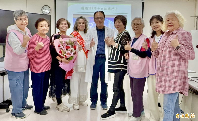 高美鳳(左4)與陳駿逸醫師與美麗人生乳癌關懷俱樂部抗癌鬥士鼓勵病友。(記者蔡淑媛攝) 高美鳳(左4)與陳駿逸醫師與美麗人生乳癌關懷俱樂部抗癌鬥士鼓勵病友。(記者蔡淑媛攝)