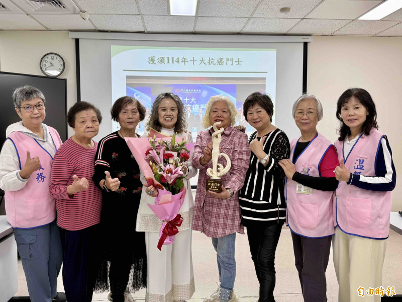 美麗人生乳癌關懷俱樂部姊妹獻上鮮花,恭喜高美鳳榮獲今年十大抗癌鬥士。(記者蔡淑媛攝) 美麗人生乳癌關懷俱樂部姊妹獻上鮮花,恭喜高美鳳榮獲今年十大抗癌鬥士。(記者蔡淑媛攝)