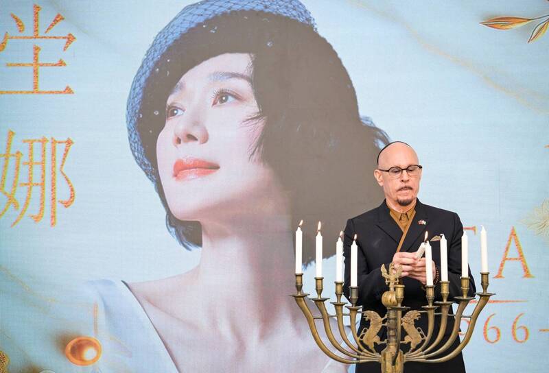 坣娜的夫婿在她的追思會上透露,近1年來,妻子已看不見、也不能言語,但只要她的一個小動作,他就能知道她的意思。一位網友在臉書上分享陪父親抗癌的10大守則,比起老是說:「加油!」、「痛不痛?」都來得有意義。(記者王文麟攝) 坣娜的夫婿在她的追思會上透露,近1年來,妻子已看不見、也不能言語,但只要她的一個小動作,他就能知道她的意思。一位網友在臉書上分享陪父親抗癌的10大守則,比起老是說:「加油!」、「痛不痛?」都來得有意義。(記者王文麟攝)