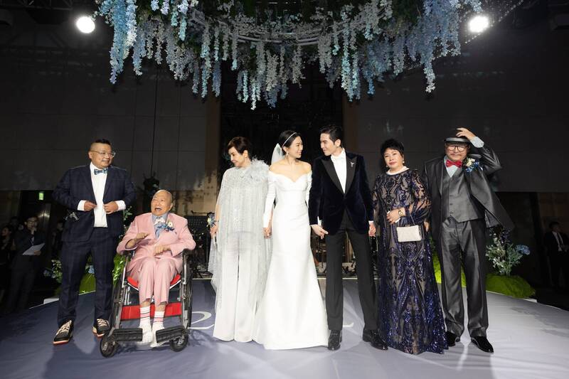 蕭敬騰與經紀人Summer舉辦婚禮,雙方家長到場見證。林光寧(左二)非常高興將女兒交給蕭敬騰。(喜鵲娛樂提供) 蕭敬騰與經紀人Summer舉辦婚禮,雙方家長到場見證。林光寧(左二)非常高興將女兒交給蕭敬騰。(喜鵲娛樂提供)