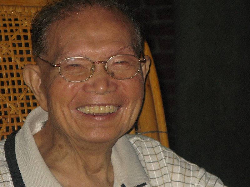 白袍守初心》已故醫師駱雲從「賺情不賺錢」守護土庫 縣府設醫德獎表彰