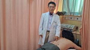 衛福部苗栗醫院中醫科林煥欽醫師指出三九貼常見的敷貼穴位。(圖由苗栗醫院提供) 衛福部苗栗醫院中醫科林煥欽醫師指出三九貼常見的敷貼穴位。(圖由苗栗醫院提供)