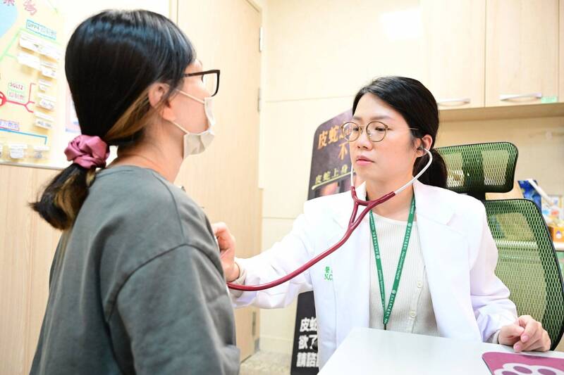 嬤顧「流感孫」發燒 醫呼全家「中招」