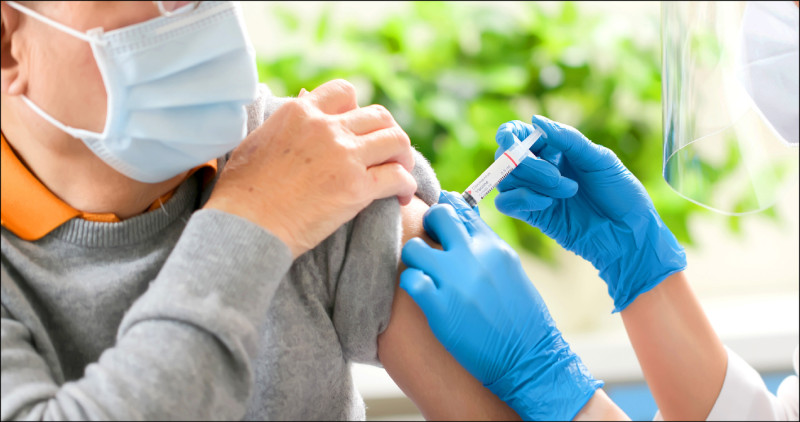 ▲接種流感疫苗,不只能降低重症、死亡風險,還可顧肺、顧心跟顧腦;圖為情境照,圖中人物與本文無關。(照片來源:shutterstock) ▲接種流感疫苗,不只能降低重症、死亡風險,還可顧肺、顧心跟顧腦;圖為情境照,圖中人物與本文無關。(照片來源:shutterstock)