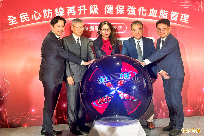 ▲健保署長陳亮妤(中)指出,健保署與國內九大醫學會合作,盼透過制度設計,讓高血脂患者有更完整、長期且有效的照護。(記者邱芷柔攝) ▲健保署長陳亮妤(中)指出,健保署與國內九大醫學會合作,盼透過制度設計,讓高血脂患者有更完整、長期且有效的照護。(記者邱芷柔攝)