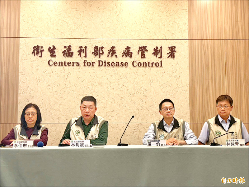 ▲疾管署長羅一鈞(右2)說明明年疫苗新制。(記者侯家瑜攝) ▲疾管署長羅一鈞(右2)說明明年疫苗新制。(記者侯家瑜攝)