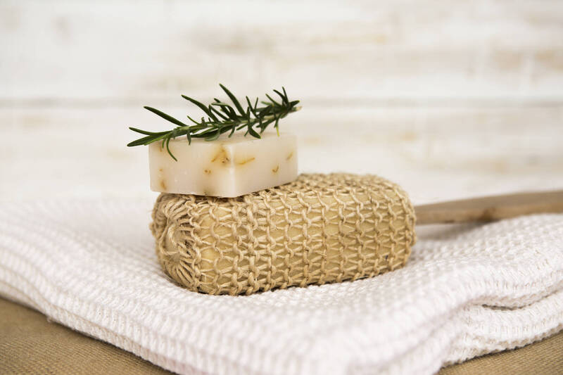 專家指出,冬天天氣變冷,腎友可能容易皮膚乾癢,不妨使用橄欖油皂深層清潔,換掉化工肥皂,有助舒緩不適;圖為情境照。(圖取自freepik) 專家指出,冬天天氣變冷,腎友可能容易皮膚乾癢,不妨使用橄欖油皂深層清潔,換掉化工肥皂,有助舒緩不適;圖為情境照。(圖取自freepik)