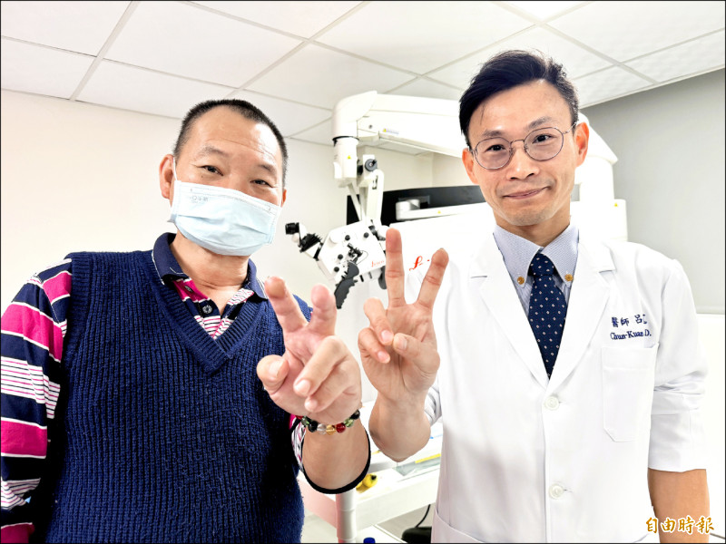 ▲呂俊寬醫師(右)為梁先生(左)進行皮瓣重建手術,保留指關節功能。(記者許麗娟攝) ▲呂俊寬醫師(右)為梁先生(左)進行皮瓣重建手術,保留指關節功能。(記者許麗娟攝)