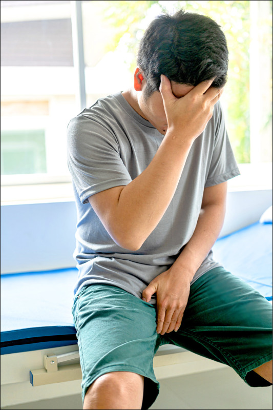 熟男新體位激戰女友 啪一聲隔天驚見「紫茄子」