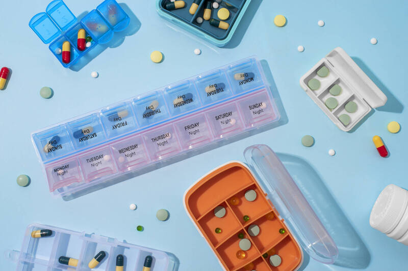 農曆新年返鄉與家人團聚,藥師李懿軒提醒,民眾可以在家中幫長輩的藥品做一次簡單的健檢;示意圖。(圖取自freepik) 農曆新年返鄉與家人團聚,藥師李懿軒提醒,民眾可以在家中幫長輩的藥品做一次簡單的健檢;示意圖。(圖取自freepik)