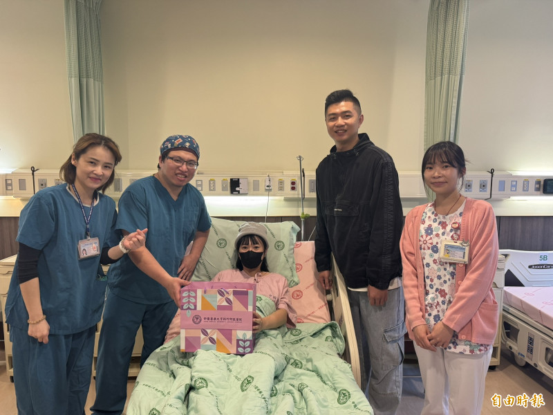 新手爸媽陳俊賢（右2）和太太今天歡喜迎來小壯丁，中醫大婦產科主任蘇聖淵（左2）跟護理師們一起送上賀禮和祝福。（記者黃美珠攝）