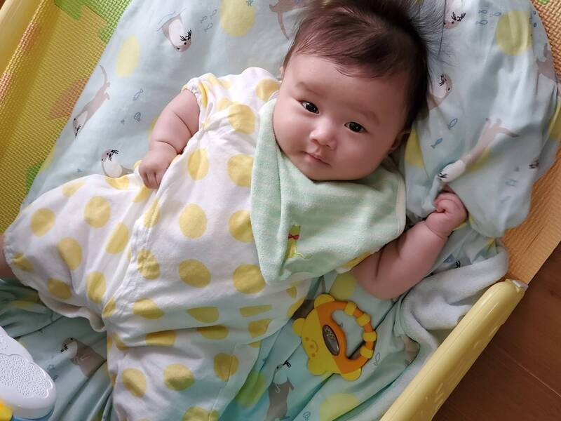 北市聯醫婦幼院區小兒科提醒家長「安全睡眠5大守則」，如仰睡、使用合格嬰兒寢具、同房不同床、穿著比大人多一件即可，以及用穿戴式睡袋取代厚被，只要掌握正確的安全睡眠環境，就可大幅降低風險。圖為示意圖。（擷取自photo-ac）