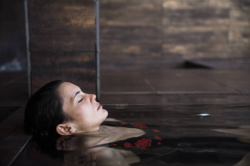 健康網》黑暗浴有3項科學依據 醫：3族群值得一試