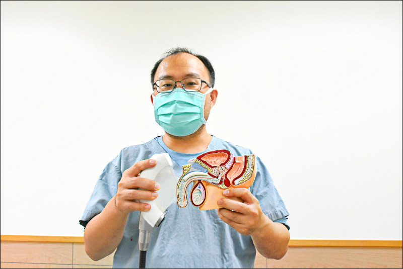 ▲黃旭澤醫師說明震波治療。(照片提供/醫師黃旭澤) ▲黃旭澤醫師說明震波治療。(照片提供/醫師黃旭澤)