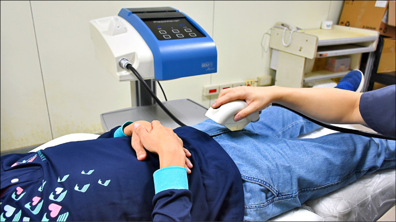 ▲低能量體外震波治療促進血管新生,增加血管的擴張能力,修復受損的血管內皮細胞,以及刺激局部修復細胞。(照片提供/醫師黃旭澤) ▲低能量體外震波治療促進血管新生,增加血管的擴張能力,修復受損的血管內皮細胞,以及刺激局部修復細胞。(照片提供/醫師黃旭澤)