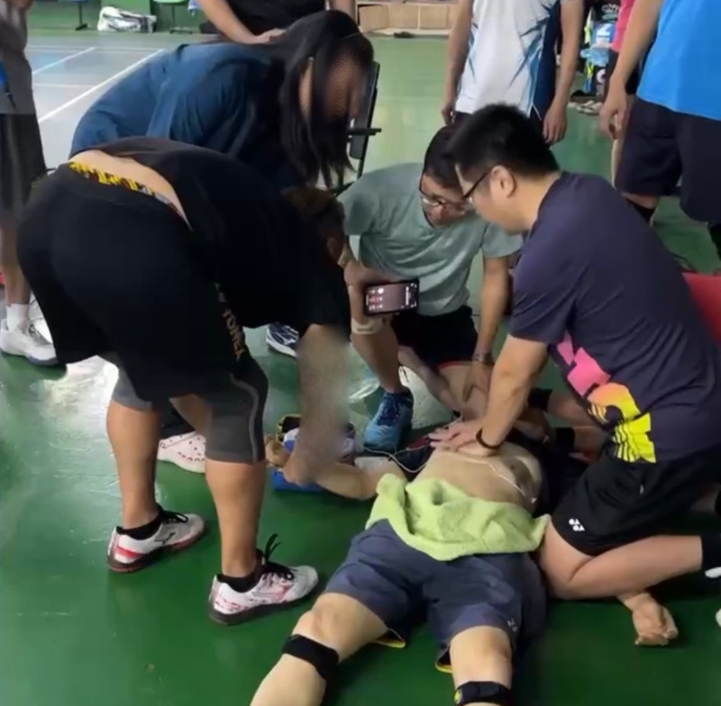 嘉義市某羽球館球友突然昏迷,眾人協助救援。(嘉義基督教醫院提供) 嘉義市某羽球館球友突然昏迷,眾人協助救援。(嘉義基督教醫院提供)