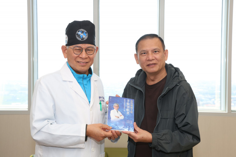 研發創新中心院長暨泌尿科醫師歐宴泉(左)贈送專書給鍾先生。(記者張軒哲攝) 研發創新中心院長暨泌尿科醫師歐宴泉(左)贈送專書給鍾先生。(記者張軒哲攝)