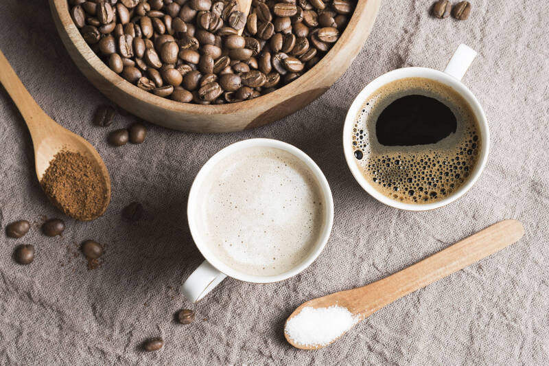 不少人喜歡在假日上午喝咖啡,然醫師卓韋儒提醒,若未適時啟動腸胃,恐造成胃食道逆流。示意圖,圖中人物與新聞無關。(圖取自freepik) 不少人喜歡在假日上午喝咖啡,然醫師卓韋儒提醒,若未適時啟動腸胃,恐造成胃食道逆流。示意圖,圖中人物與新聞無關。(圖取自freepik)