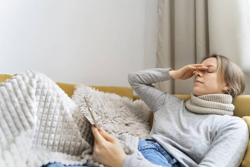 首波寒流到!胸腔暨重症醫學科醫師黃軒提醒,若無進行劇烈運動卻感到異常疲憊,甚至無法完成日常活動,當心可能是心臟供血不足的猝死前兆之一;情境照。(圖取自freepik) 首波寒流到!胸腔暨重症醫學科醫師黃軒提醒,若無進行劇烈運動卻感到異常疲憊,甚至無法完成日常活動,當心可能是心臟供血不足的猝死前兆之一;情境照。(圖取自freepik)