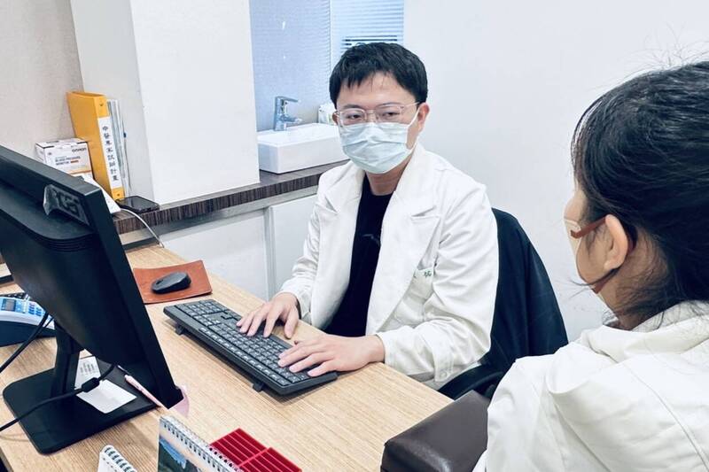 台東雲品中醫診所醫師吳沆祐指出,腰痛不只與肌肉疲勞有關,也常見於氣血運行不暢、寒濕阻滯;圖中患者與本文無關。(吳沆祐提供) 台東雲品中醫診所醫師吳沆祐指出,腰痛不只與肌肉疲勞有關,也常見於氣血運行不暢、寒濕阻滯;圖中患者與本文無關。(吳沆祐提供)