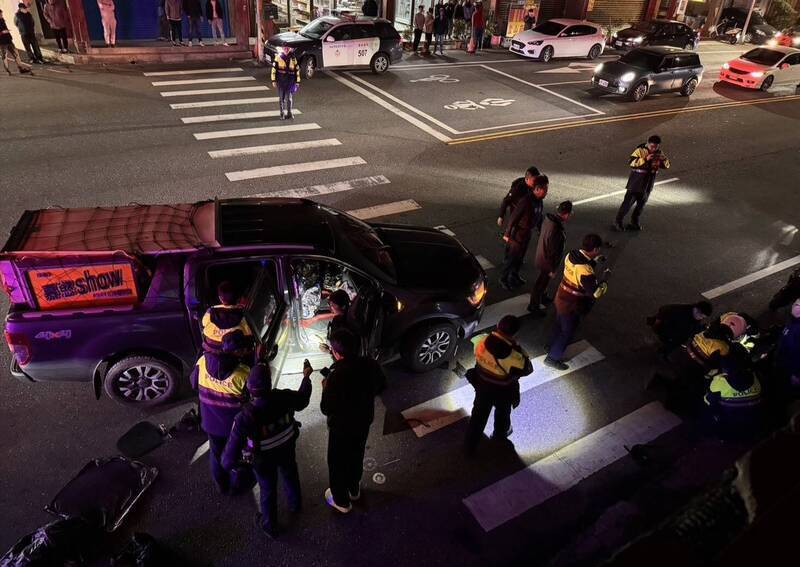 翁姓猛男秀舞者,恐嚇路過車輛,被警方逮捕。(民眾提供) 翁姓猛男秀舞者,恐嚇路過車輛,被警方逮捕。(民眾提供)