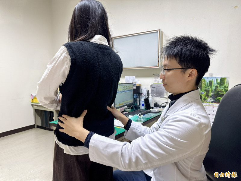 豐原醫院復健科醫師張憲伯表示,看似日常的打掃動作,若姿勢不當或身體機能退化,容易造成急性腰部拉傷,甚至誘發長期的關節問題。(記者歐素美攝) 豐原醫院復健科醫師張憲伯表示,看似日常的打掃動作,若姿勢不當或身體機能退化,容易造成急性腰部拉傷,甚至誘發長期的關節問題。(記者歐素美攝)