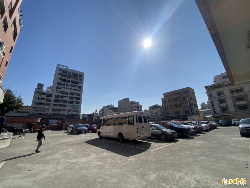 彰化地區今天天氣晴朗,白天22度溫度,戶外曬曬太陽,感覺很舒服,不過,氣象署預報,下週又會有一波寒流來襲,氣溫又將下探。(記者張聰秋攝) 彰化地區今天天氣晴朗,白天22度溫度,戶外曬曬太陽,感覺很舒服,不過,氣象署預報,下週又會有一波寒流來襲,氣溫又將下探。(記者張聰秋攝)