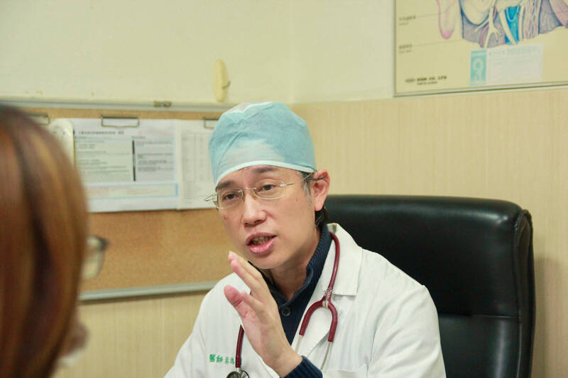 林鴻穎醫師於門診說明 「後鼻神經阻斷手術」的施作情形與術後衛教。(中山醫院提供) 林鴻穎醫師於門診說明 「後鼻神經阻斷手術」的施作情形與術後衛教。(中山醫院提供)
