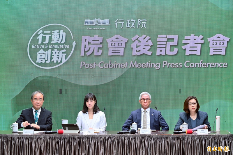 農曆春節將屆,行政院長卓榮泰今(15)日於行政院會聽取衛福部「2026年春節醫療量能整備專案」報告後表示,歷年春節連假期間,急診就醫人次約為平日1.5至1.7倍,去年情形尤為明顯。圖為行政院會後記者會。(記者陳鈺馥攝) 農曆春節將屆,行政院長卓榮泰今(15)日於行政院會聽取衛福部「2026年春節醫療量能整備專案」報告後表示,歷年春節連假期間,急診就醫人次約為平日1.5至1.7倍,去年情形尤為明顯。圖為行政院會後記者會。(記者陳鈺馥攝)