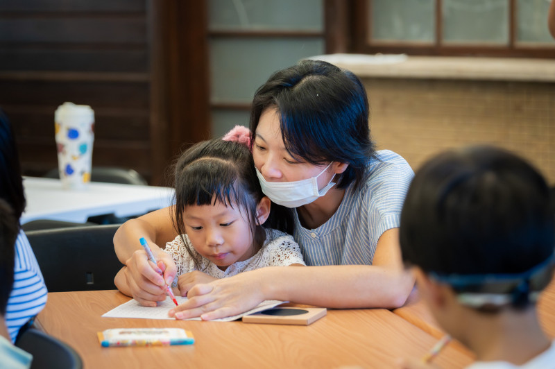 新的一年,家長期許要更多陪伴孩子,但迫於現實,除了疲憊還多了自責,台灣童心創意行動協會(DFC台灣)提出「4A心法」:注意、關愛、欣賞、接納,協助親子達輕鬆有品質的陪伴。(DFC台灣提供) 新的一年,家長期許要更多陪伴孩子,但迫於現實,除了疲憊還多了自責,台灣童心創意行動協會(DFC台灣)提出「4A心法」:注意、關愛、欣賞、接納,協助親子達輕鬆有品質的陪伴。(DFC台灣提供)