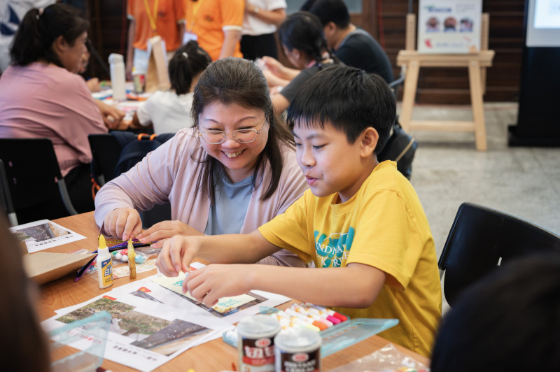 DFC台灣執行長許芯瑋分享,其實孩子真正需要的並非長時間陪伴,而是父母能否在有限的時間裡真正在場。(DFC台灣提供) DFC台灣執行長許芯瑋分享,其實孩子真正需要的並非長時間陪伴,而是父母能否在有限的時間裡真正在場。(DFC台灣提供)
