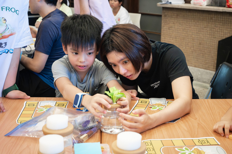 新的一年,家長期許要更多陪伴孩子,但迫於現實,除了疲憊還多了自責,台灣童心創意行動協會(DFC台灣)提出「4A心法」:注意、關愛、欣賞、接納,協助親子達輕鬆有品質的陪伴。(DFC台灣提供) 新的一年,家長期許要更多陪伴孩子,但迫於現實,除了疲憊還多了自責,台灣童心創意行動協會(DFC台灣)提出「4A心法」:注意、關愛、欣賞、接納,協助親子達輕鬆有品質的陪伴。(DFC台灣提供)