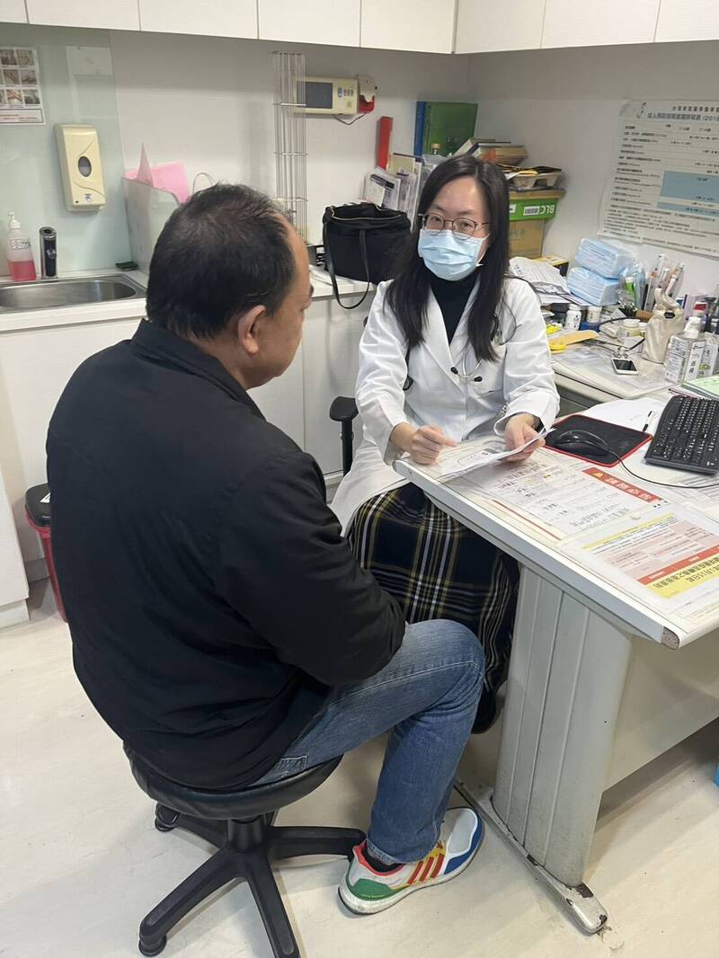 西園醫院家醫科醫師蔡思盈表示,尿酸是「核甘酸」(普林)的代謝產物,人體內的尿酸八成由自身老化細胞分解產生,其餘兩成由飲食攝取而來。(蔡思盈提供) 西園醫院家醫科醫師蔡思盈表示,尿酸是「核甘酸」(普林)的代謝產物,人體內的尿酸八成由自身老化細胞分解產生,其餘兩成由飲食攝取而來。(蔡思盈提供)