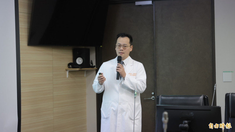 土城長庚醫院核子醫學科主任曾敬仁說,類澱粉蛋白正子斷層造影已從輔助診斷工具躍升為精準醫療的「治療導航器」。(記者黃政嘉攝) 土城長庚醫院核子醫學科主任曾敬仁說,類澱粉蛋白正子斷層造影已從輔助診斷工具躍升為精準醫療的「治療導航器」。(記者黃政嘉攝)